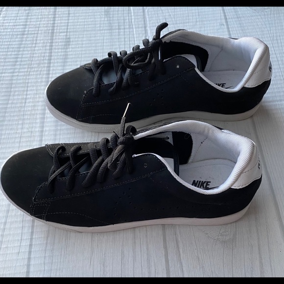 Nikes Black and White - Picture 5 of 9